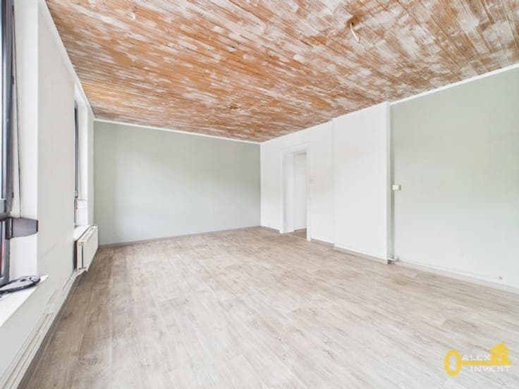 Building with commercial unit and 4-bedroom apartment