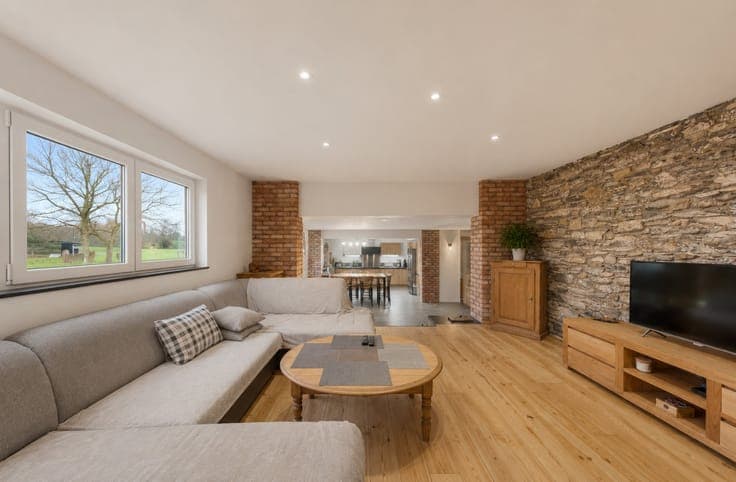 Mixed-use house with independent studio
