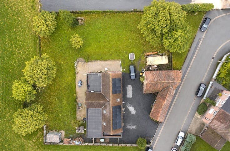 Mixed-use house with independent studio