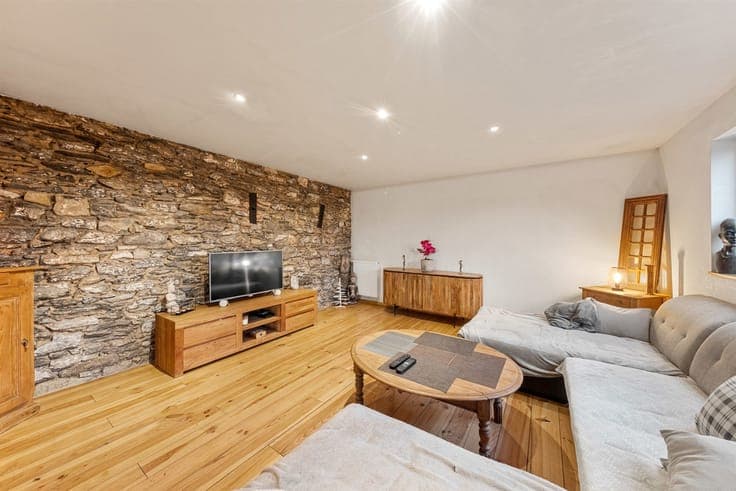 Mixed-use house with independent studio