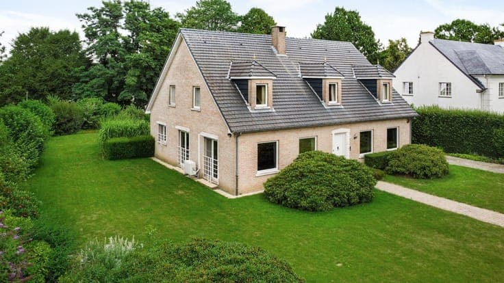 Spacious villa on a beautiful lot