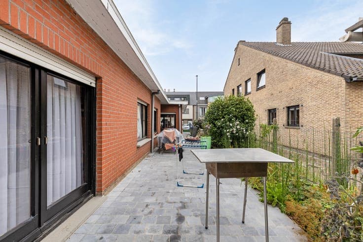 Gelijkvloerse woning met 3 slpk, garage en tuin