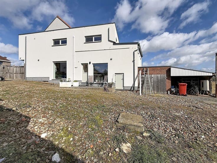 Gerenoveerde woning, 3 slpks, 2 bdks, opp 15a 80ca