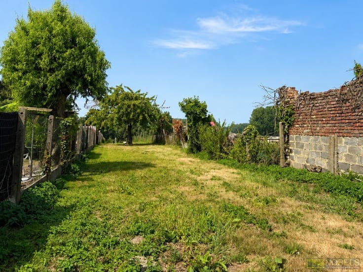 For sale, a completely to be renovated house with garage ...