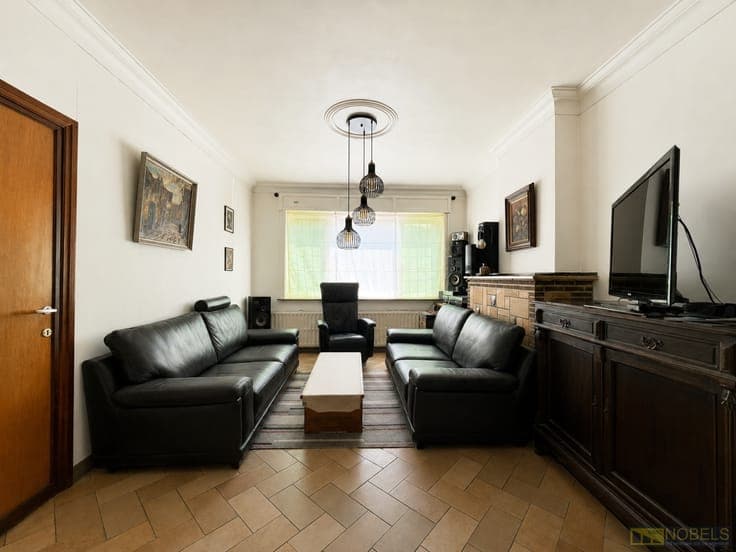 For sale, a completely to be renovated house with garage ...