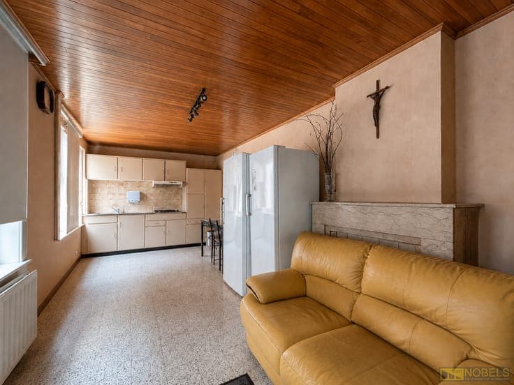 For sale, a completely to be renovated house with garage ...