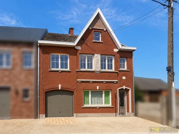 For sale, a completely to be renovated house with garage ...