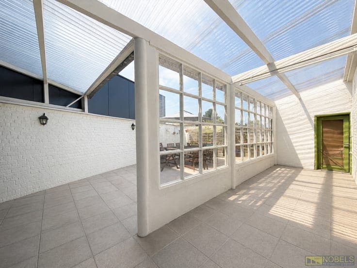 For sale, a completely to be renovated house with garage ...