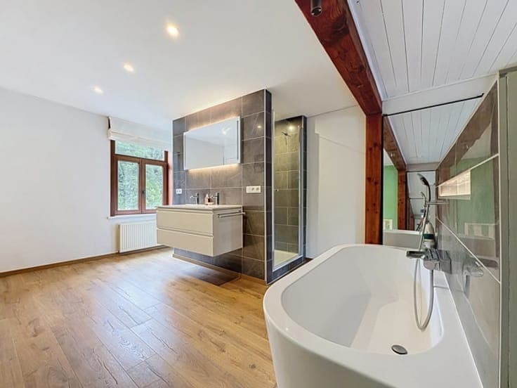Charming renovated HOUSE near the park