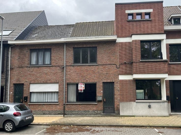 Te renoveren rijwoning op aangename locatie voor de snell...