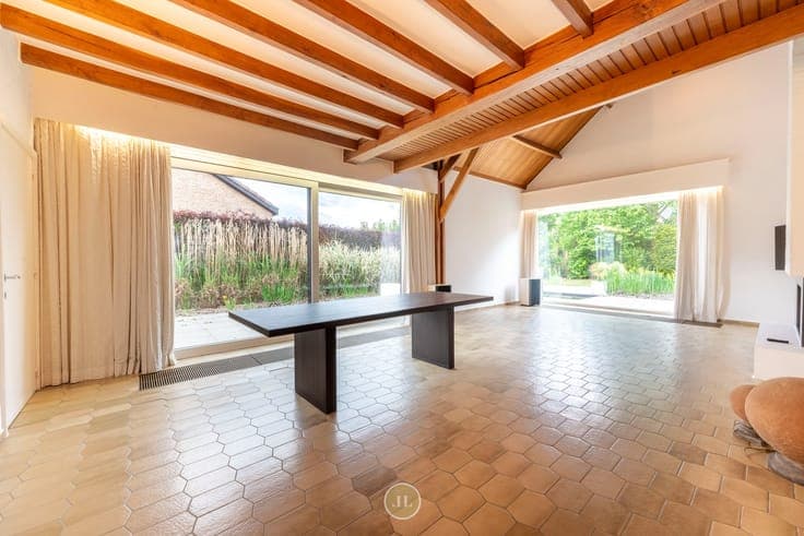 Villa met praktijkruimte en vijver op 1349m²