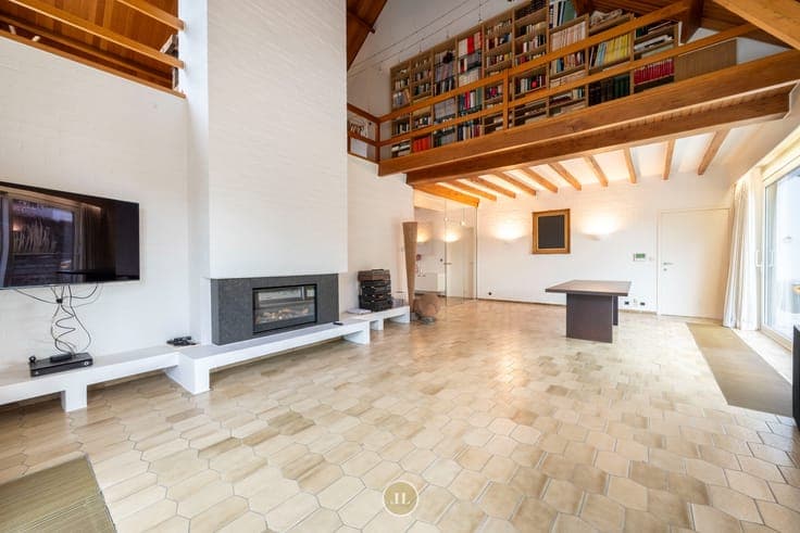 Villa met praktijkruimte en vijver op 1349m²