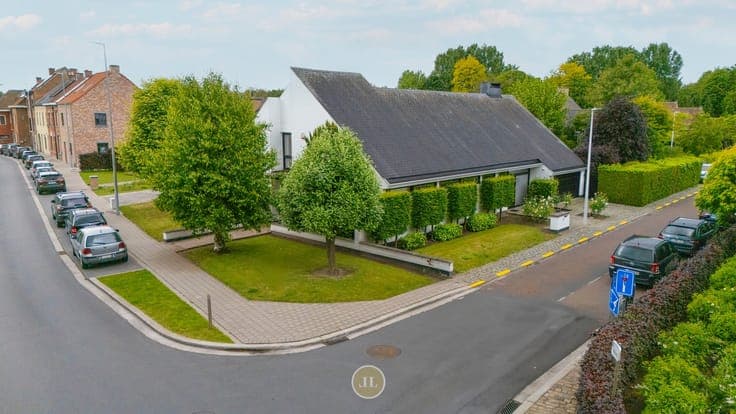 Villa met praktijkruimte en vijver op 1349m²