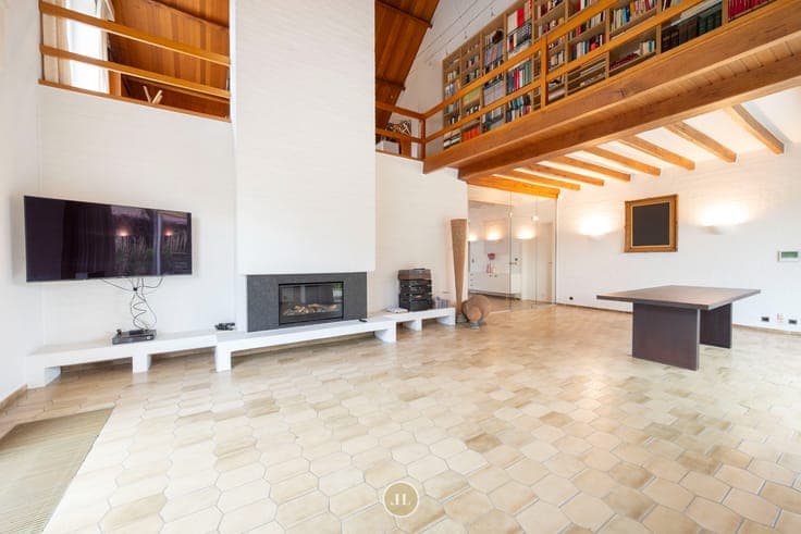 Villa met praktijkruimte en vijver op 1349m²