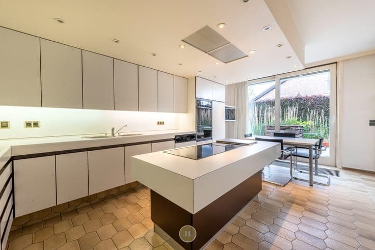 Villa met praktijkruimte en vijver op 1349m²