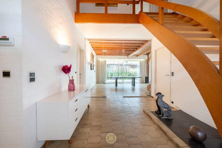Villa met praktijkruimte en vijver op 1349m²