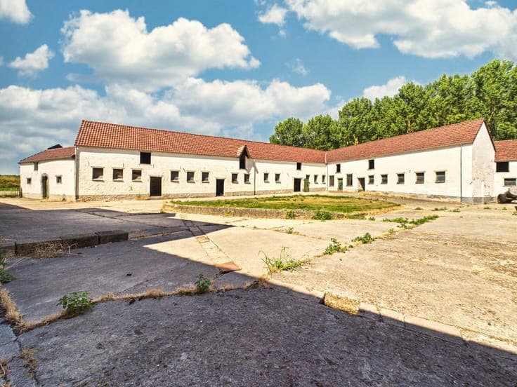 Equestrian Property with 2 Houses, STABLES & WAREHOUSES