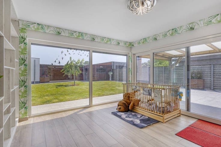 Renovated, energy-efficient bungalow with sunny garden near
