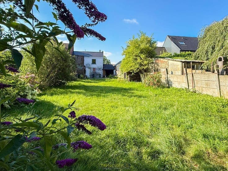 Te koop, verder af te werken woning met garage en tuin te...