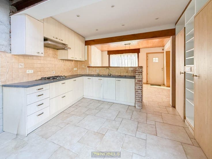 Te koop, verder af te werken woning met garage en tuin te...