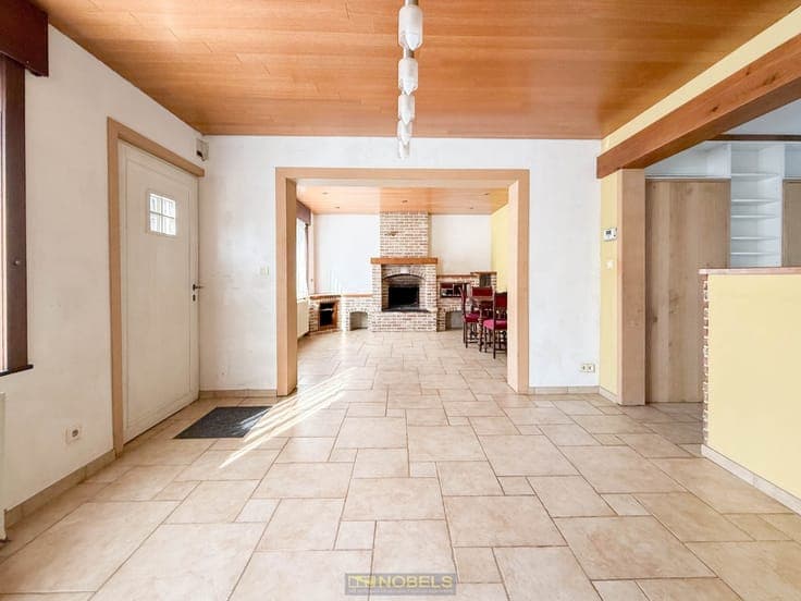 Te koop, verder af te werken woning met garage en tuin te...