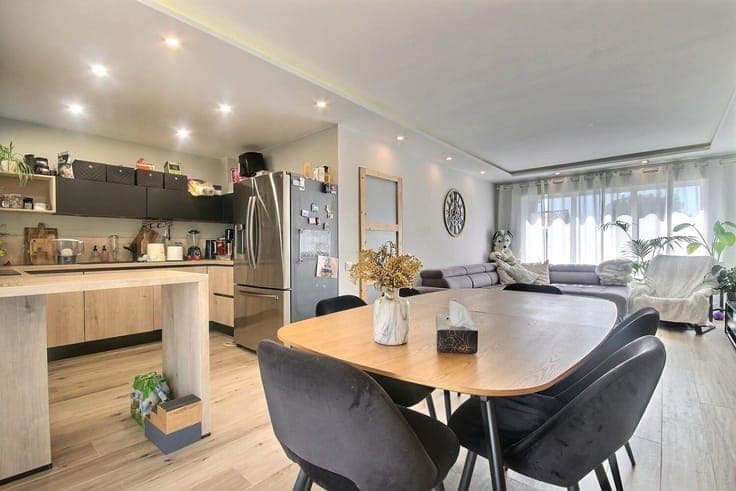 Jolie maison trois façades et garage dans un clos prisé à Lu