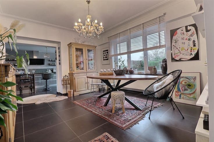 Villa with swimming pool, garden, garage.