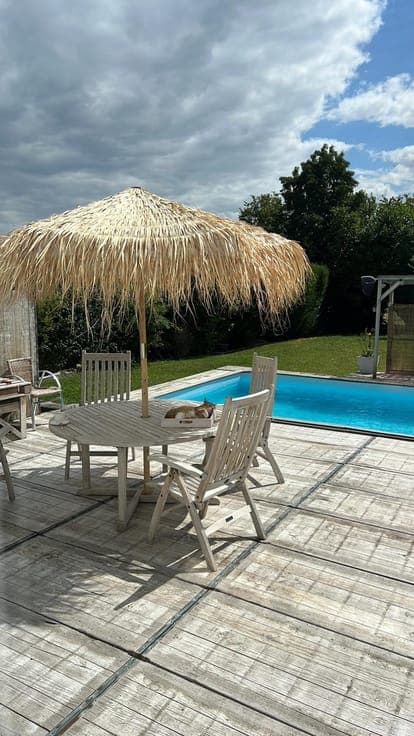 Villa with swimming pool, garden, garage.
