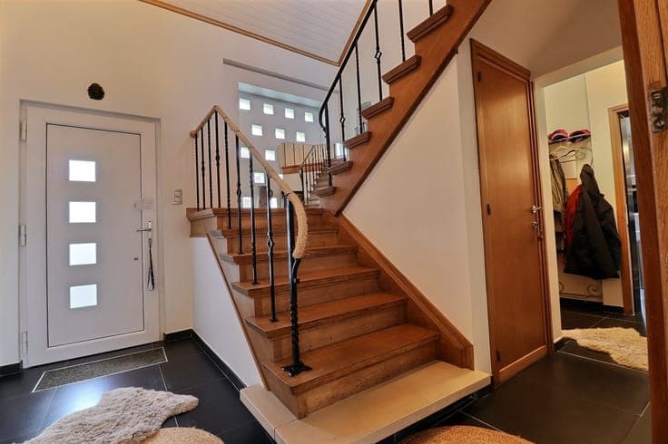Villa with swimming pool, garden, garage.