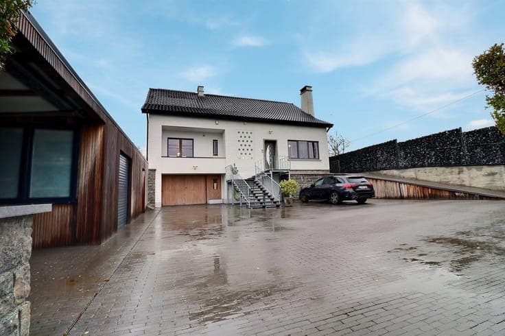 Villa with swimming pool, garden, garage.