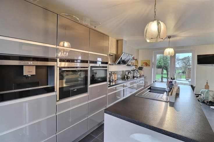 Villa with swimming pool, garden, garage.