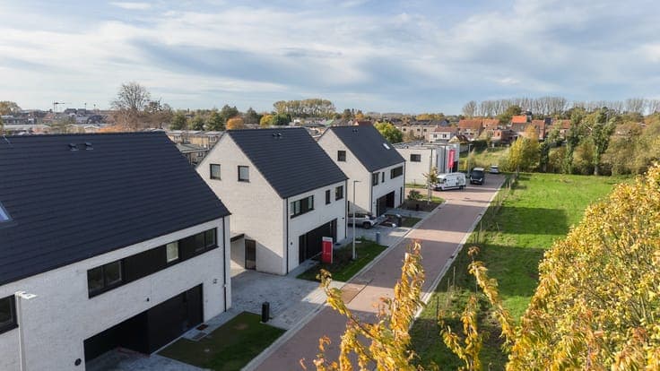 Volledig afgewerkte halfopen bebouwing met 4 slpk’s te ko...