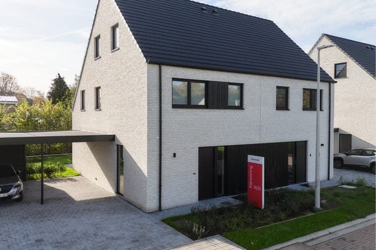 Volledig afgewerkte halfopen bebouwing met 4 slpk’s te ko...