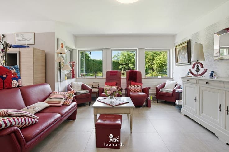 Detached villa surrounded by a magnificent garden in Moen