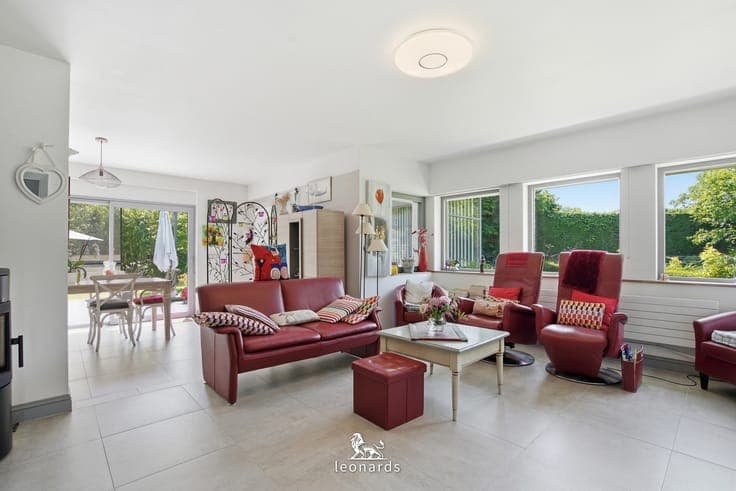 Detached villa surrounded by a magnificent garden in Moen
