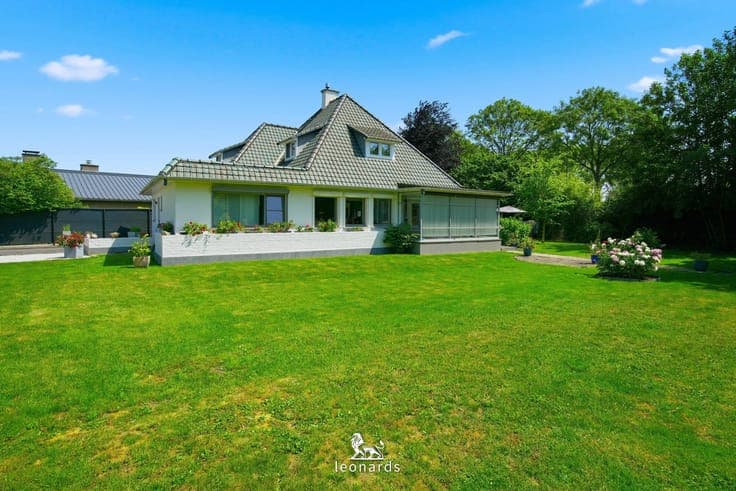 Detached villa surrounded by a magnificent garden in Moen