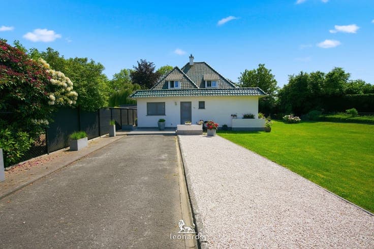 Detached villa surrounded by a magnificent garden in Moen