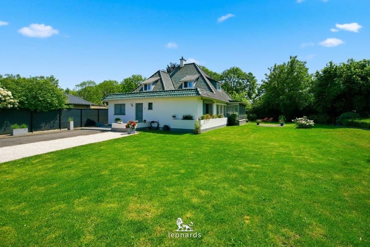 Detached villa surrounded by a magnificent garden in Moen
