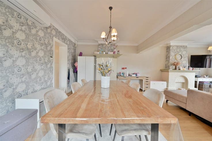 Spacious family home with 4 bedrooms and a garden in Itegem.