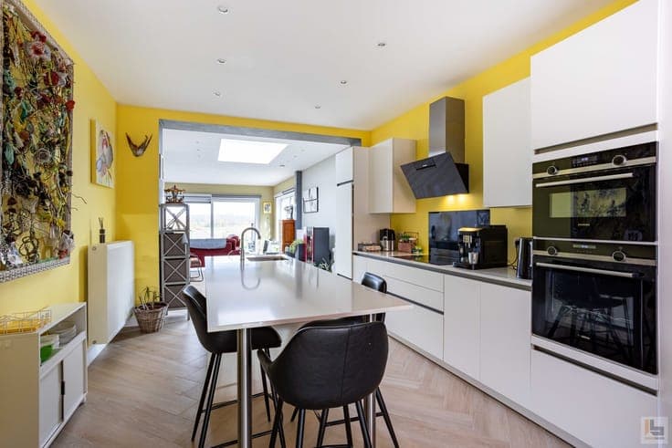 Volledig gerenoveerde woning met 3 slaapkamers 2 badkamer...
