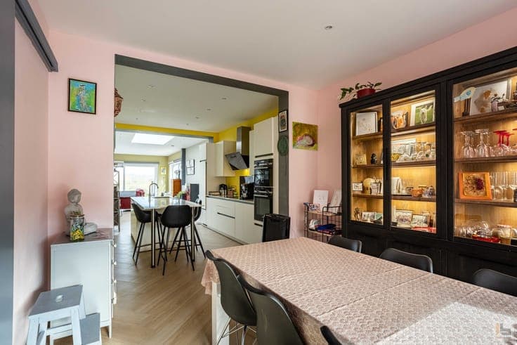 Volledig gerenoveerde woning met 3 slaapkamers 2 badkamer...