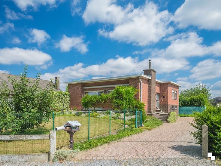 Op te frissen alleenstaande woning te koop in Merelbeke-M...
