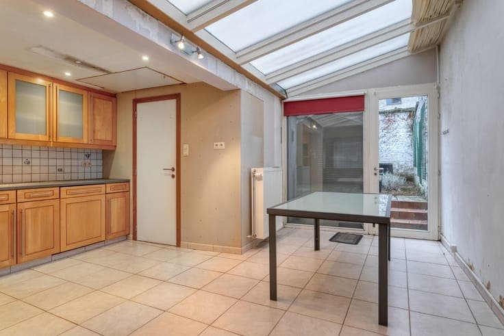 Verder op te knappen stadswoning met 3 slaapkamers en tuin
