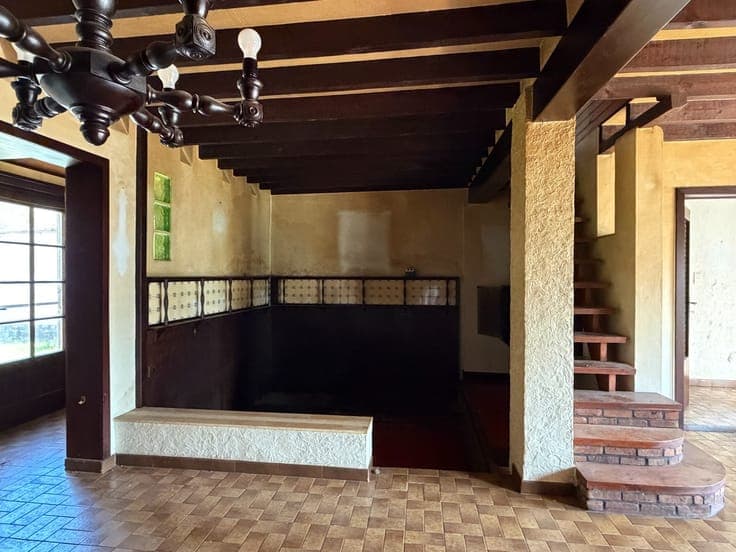 Te renoveren woning met 3 slaapkamers, garage en diepe tuin
