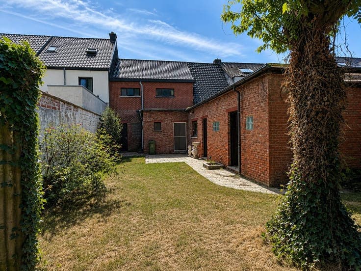 Te renoveren woning met 3 slaapkamers, garage en diepe tuin