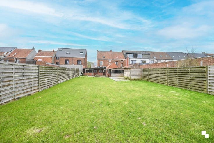 Karaktervolle woning met ruime tuin en dubbele garage te ...