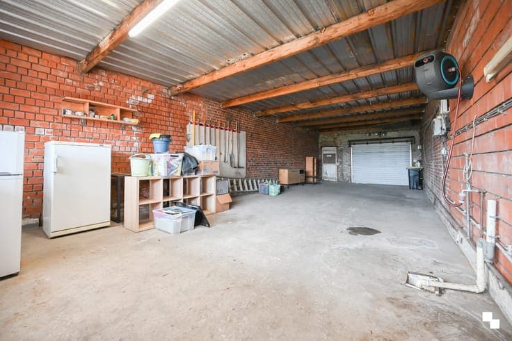 Karaktervolle woning met ruime tuin en dubbele garage te ...