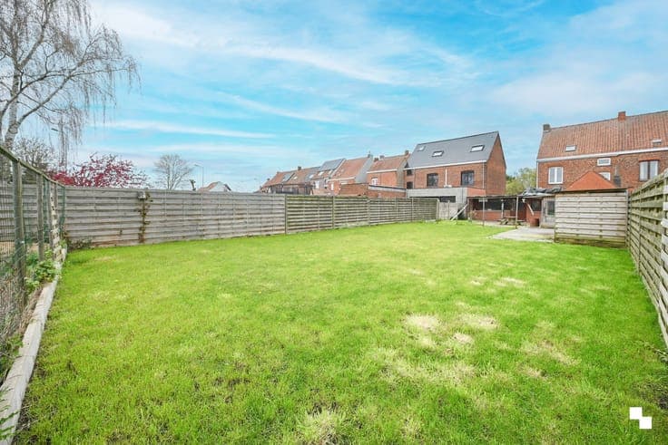 Karaktervolle woning met ruime tuin en dubbele garage te ...