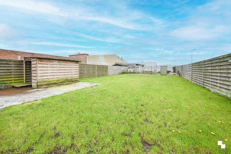 Karaktervolle woning met ruime tuin en dubbele garage te ...