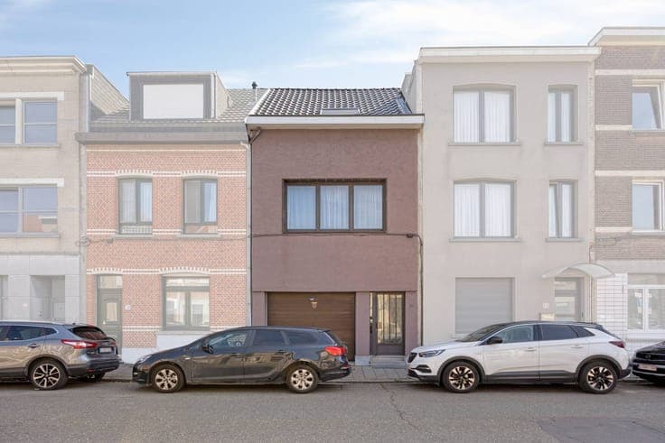 House with garage and two bedrooms for sale in Deurne